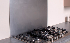 Aluminium kitchen hob splash backs