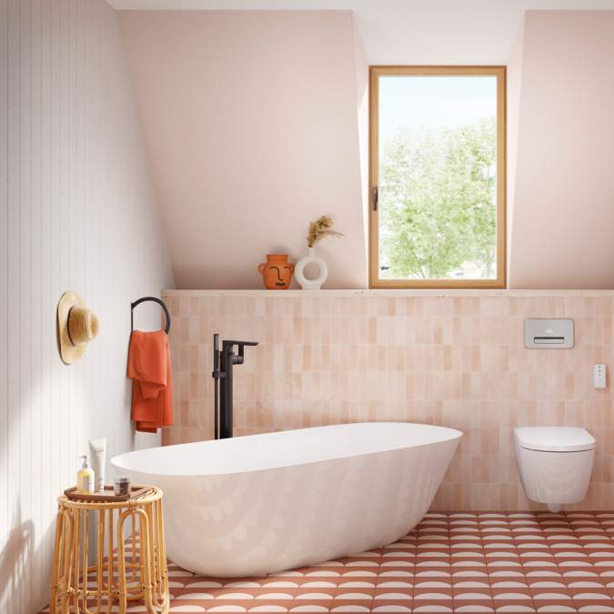 Freestanding white bath tub by Villeroy & Boch.